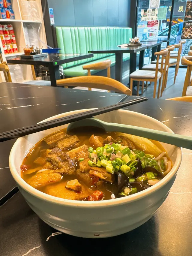 自創麻辣五花腩米線