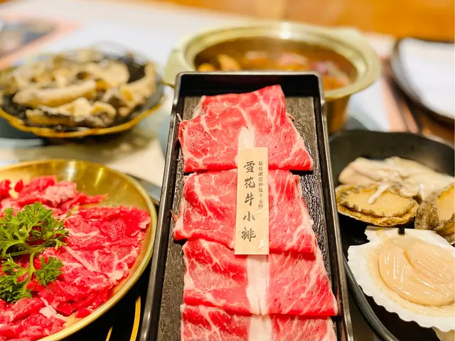 佢哋都會重視油脂嘅比例以及整體嘅感覺一定要係肉身重但係要係爽滑嘅,🥩所以見到相對上油脂比例冇日本和牛或者澳洲和牛咁誇張,但係該有嘅紋理都齊備晒,而且同樣都係好快就會淥熟