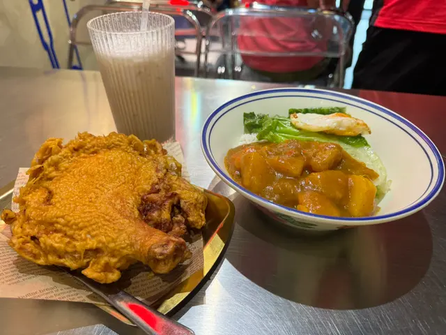分量十足，大碗飯加上咖喱汁和雞腗，咖哩香濃，既不會過於稀也不會過於濃稠，佢唔算日式，係有少少甜，但又唔係好印度太多香料嘅辛辣，幾特別