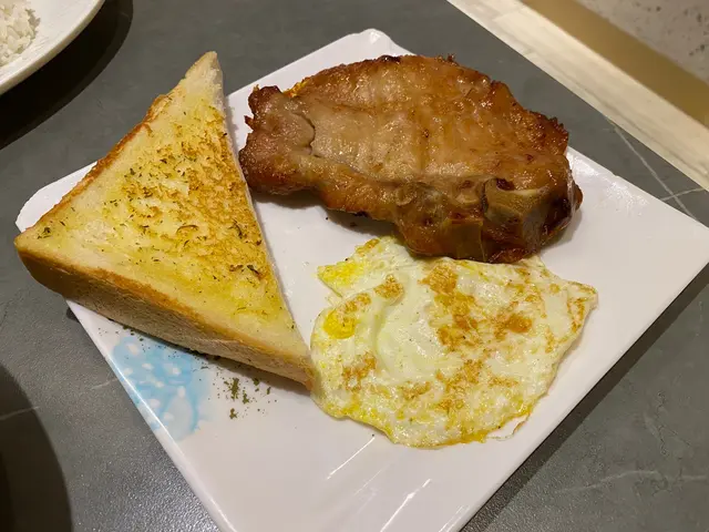 豬扒  煎蛋  蒜蓉多士