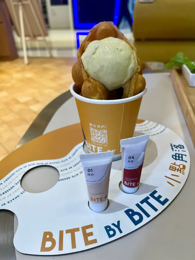 雪糕雞蛋仔102畫室(原味雞蛋仔+草莓醬+煉奶)