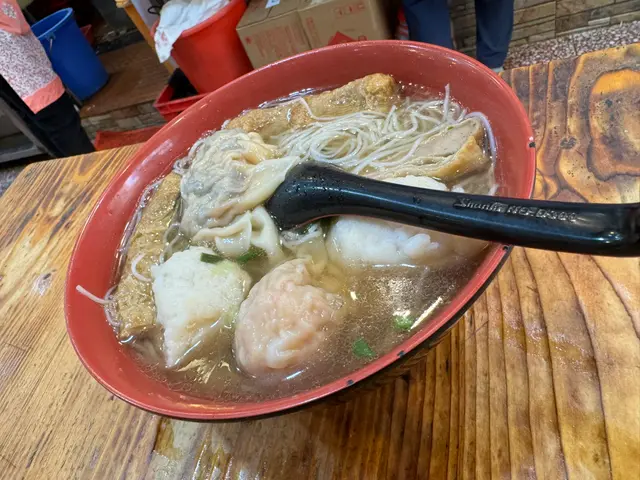 水餃同雲吞都大粒嘅,每粒都包住差唔多要爆出嚟嘅餡,豬肉好味,蝦新鮮,木耳爽口,鯪魚春卷,冇草腥味,又冇碎骨,墨丸好彈牙,唔算多粉,又有粒粒墨魚肉 ( 我同老婆兩碗麵,啲餸溝勻左 )