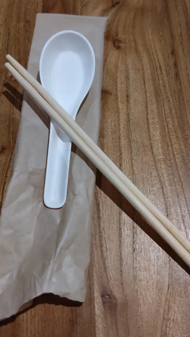 店方跟香港與時並進,選用環保餐具的紙匙羹及竹筷子