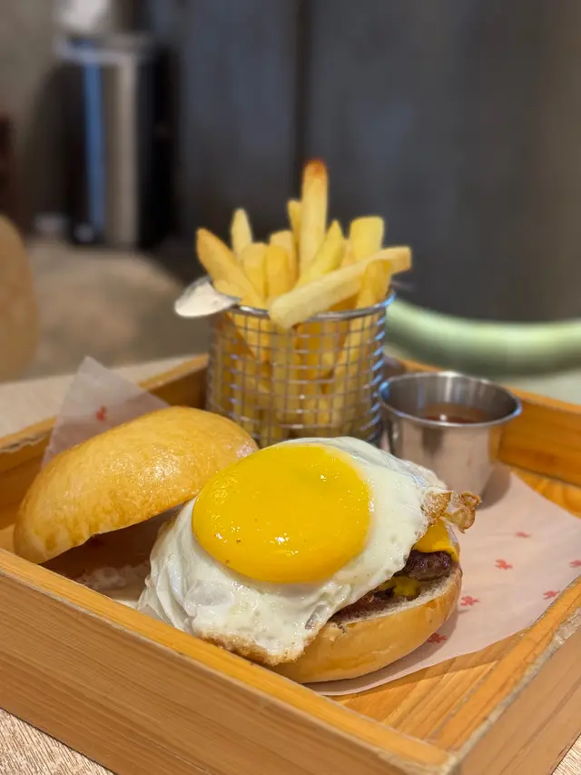 漢堡有李輝記安格斯牛肉、芝士、焦糖洋蔥、煎蛋
咬落去蛋黃爆開 連埋洋蔥既甜味 牛肉既肉汁 滿滿既幸福感湧晒出嚟💦
包皮用牛油烘烤過 好香好脆👍🏻