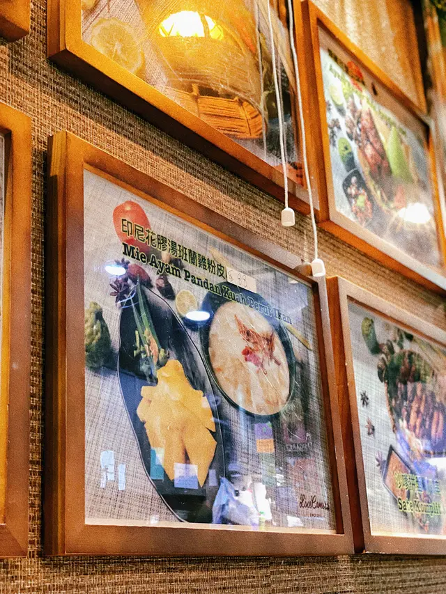 有一啲熟客一坐低就嗌花膠湯斑蘭雞粉皮,由此可見,依個真係必食嘅!