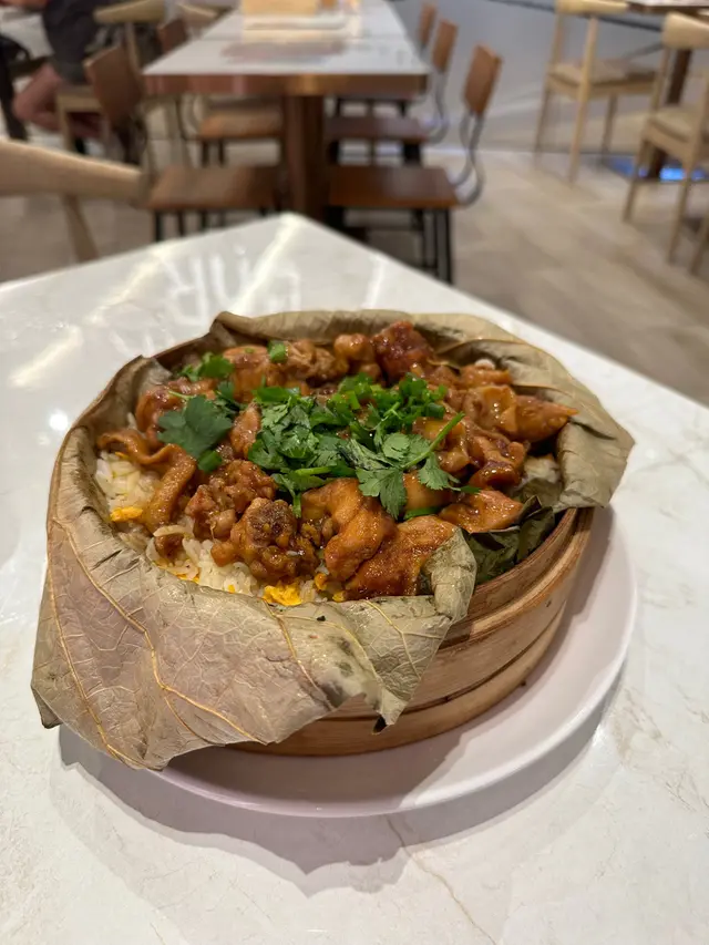 鮑汁籠仔蒸花膠滑雞飯