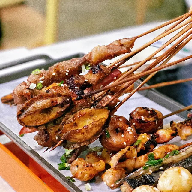 打邊爐食串燒,真係好正!選擇好多,仲有個爐保溫,食嘅時候都唔會凍晒!🤤有即燒串燒雞類、牛羊豬類、海鮮類、蔬菜類等等😚燒雞心同埋燒鮑魚都要encore呀!🍢