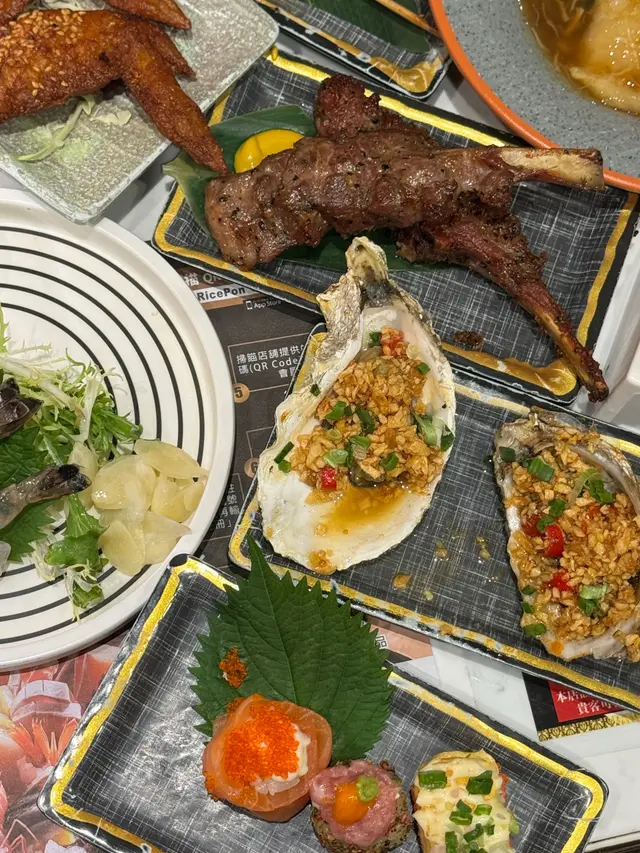 🐓芝麻雞翼 放到最後吃還是超脆超脆 愛炸的 愛雞翼的可以來一隻 試試~~🥚芝士飛魚籽玉子燒 不太像壽司 直接就是兩個小片的玉子燒 上面來個芝士 中間夾個飛魚籽芝士和飛魚籽中和甜甜的玉子燒 第一次來真的有被喚醒 想不到放題還可以吃到有趣的小物呢~~