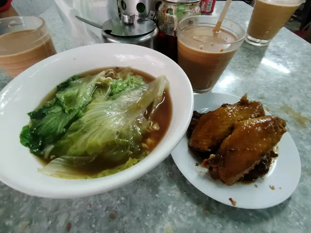 豬扒雞翼麵加奶茶