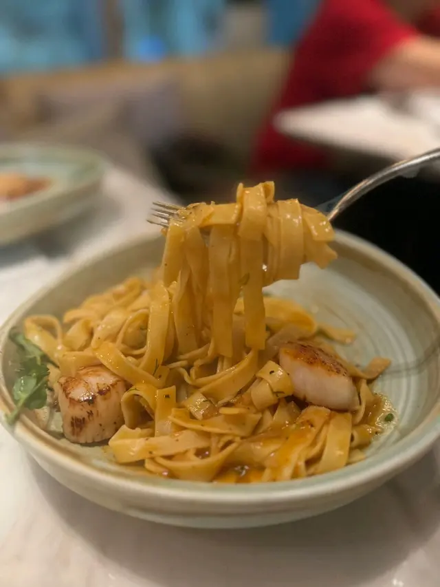 香煎北海道帶子三文魚籽龍蝦汁扁意大利麵