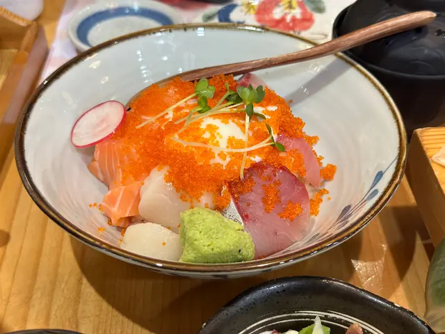 三色魚生丼