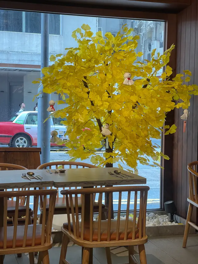 窗邊位好矜貴，係一張四人枱，不過可以變做兩人枱