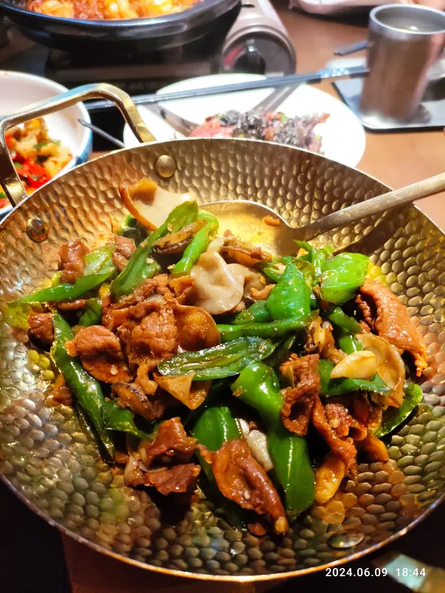 好惹味，椒香微辣，白木耳爽脆入味, 唯一缺點就係鮑魚好似指甲咁細粒.