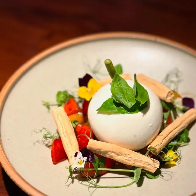 意大利布拉塔芝士蕃茄配黑醋汁