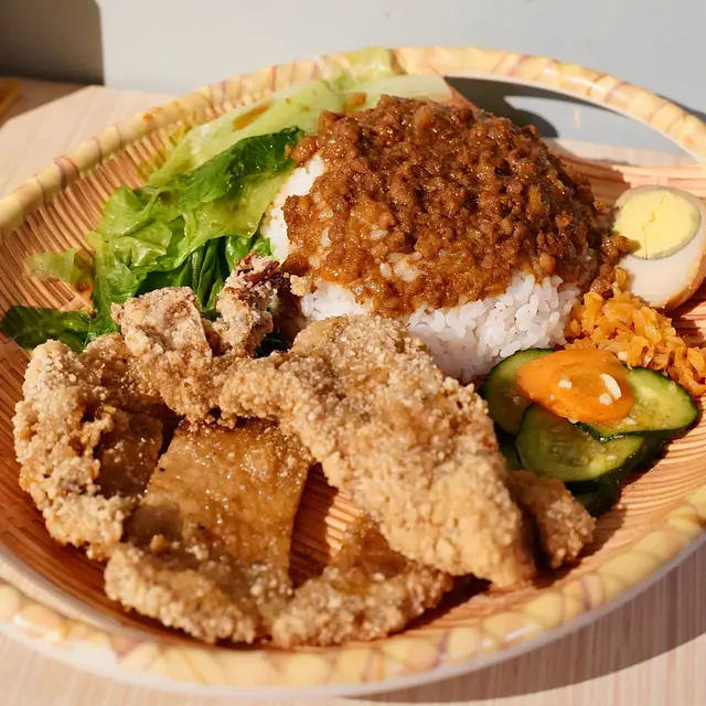 椒鹽排骨肉燥飯