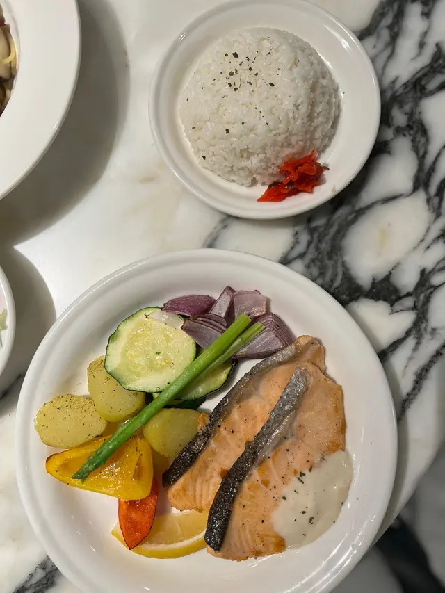 香煎三文魚扒 (白汁)