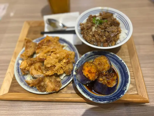 鹽酥雞扒滷肉飯