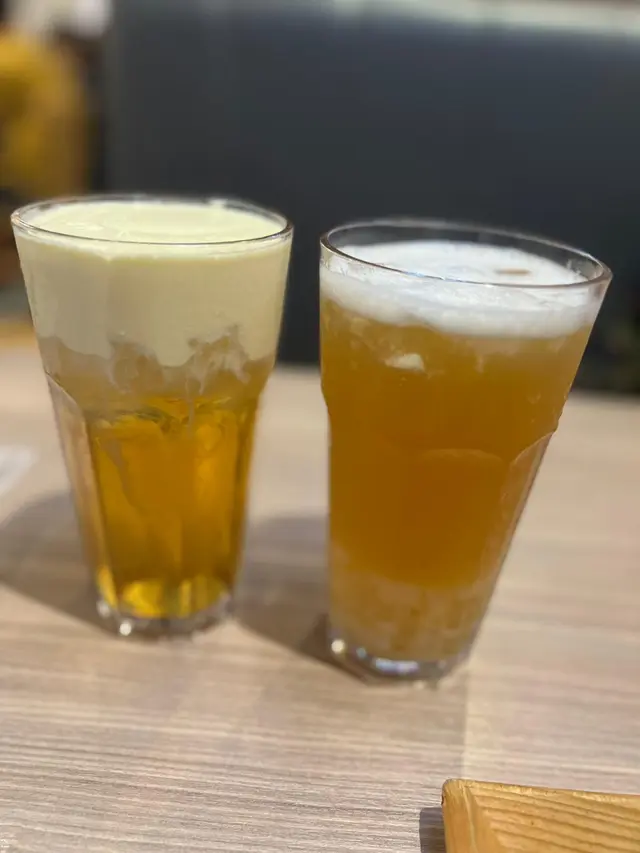 左: 芝士奶蓋桂花烏龍茶,右: 柚子QQ山茶花