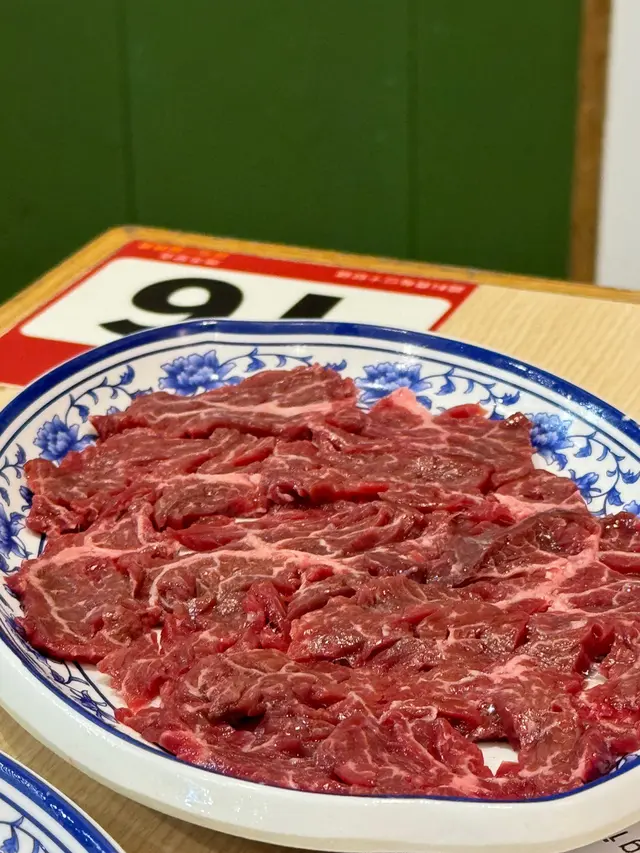 橫隔肌 離內臟位置較近 顔色較深 而且牛肉味也相對較濃
不過這款重點更在於他的質感 6秒一上來~馬上吃~
他們切這份時完全沒在放輕手 讓每片肉具厚度 吃起來卻軟到不行
是四份牛𥚃面最軟的一份