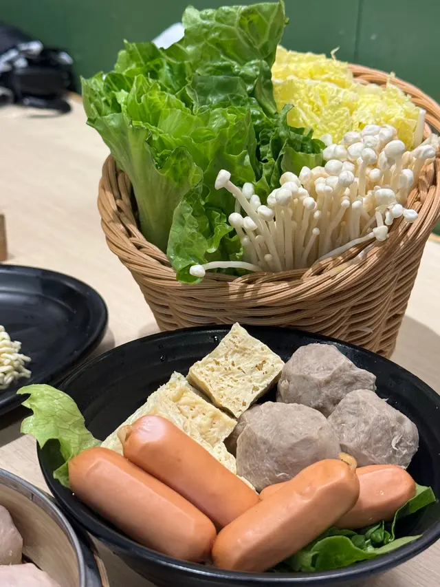 平日也有點怕吃牛丸 偶爾不旦吃到沒味道的 又紮實 咬到令人覺得累
可是他們這家的手打牛筋丸 相當富彈性~好咬 又帶點牛香
(芝士腸平時也要加錢 或另外自己加點 套餐𥚃包兩條 量剛好足夠