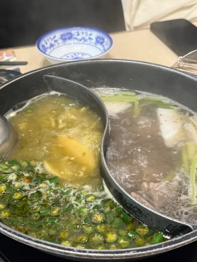 青花椒煮久以後他們的油脂都出來了
青花椒那邊真是強到不得
煙一飄 鼻子👃馬上被嗆到不行✋
牛骨湯相對油份偏低