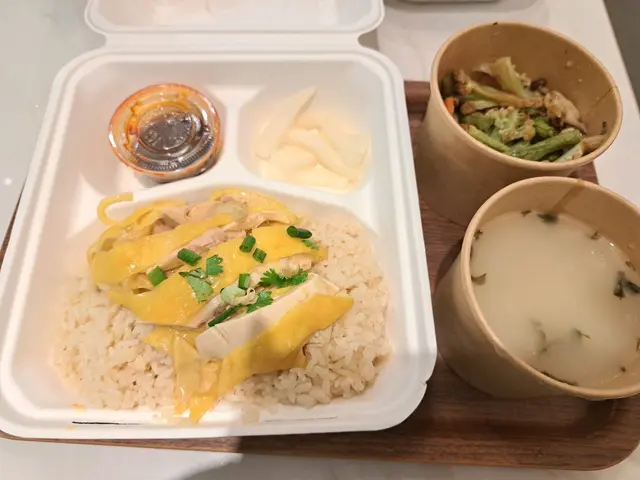 無骨海南雞有驚喜，啖啖肉夠嫩滑，雞有雞味🐔配埋麻辣調配汁夠惹味不搶口☺️送飯一流
配埋紫菜蘿蔔粒雞湯，湯飯落清清地，不太味精太鹹，配埋雞飯好夾🌟🍽