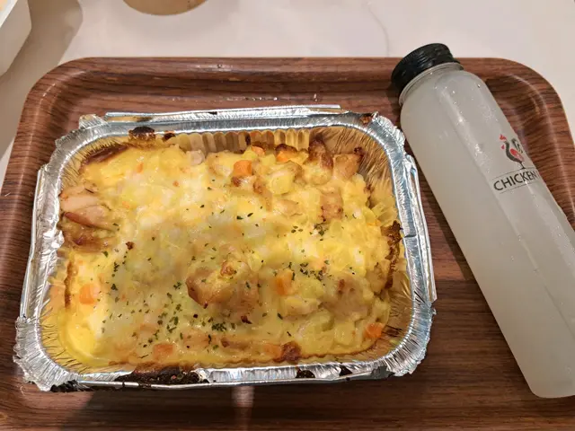 葡汁雞皇焗飯配支裝檸檬水