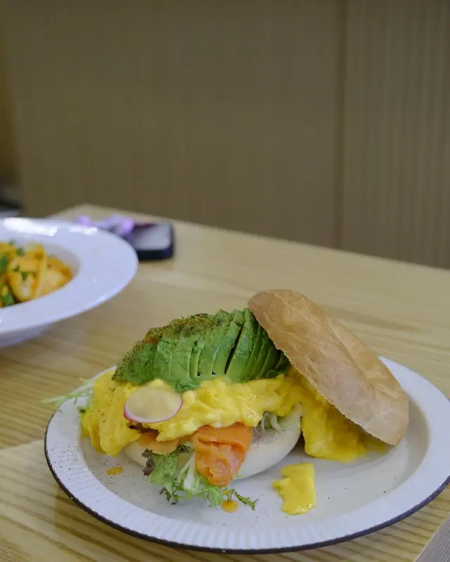 煙三文魚牛油果炒蛋貝果