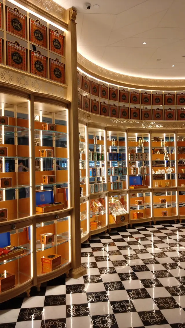 店內幾大，放滿品牌產品；就算有貨架，空間感仍相當充裕