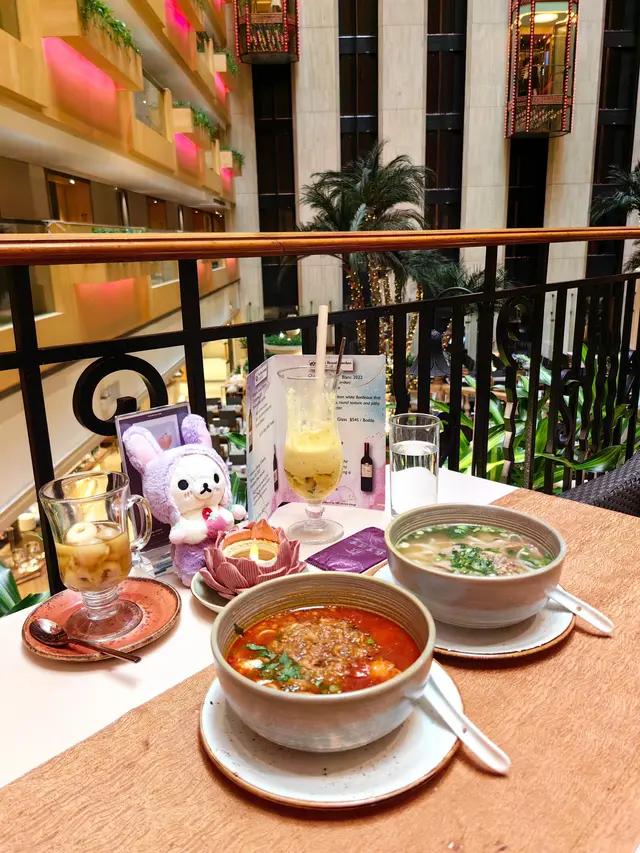 蝦頭油海鮮番茄湯米線 + 越南生熟牛肉金邊粉