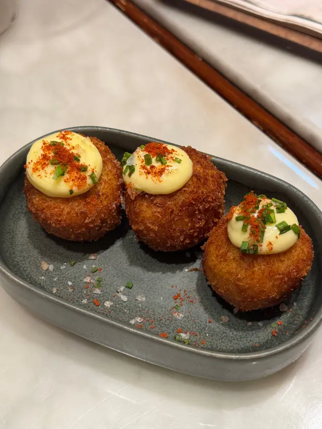 炸黑毛豬火腿球