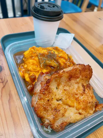 鸡扒蛋包饭配咖喱汁