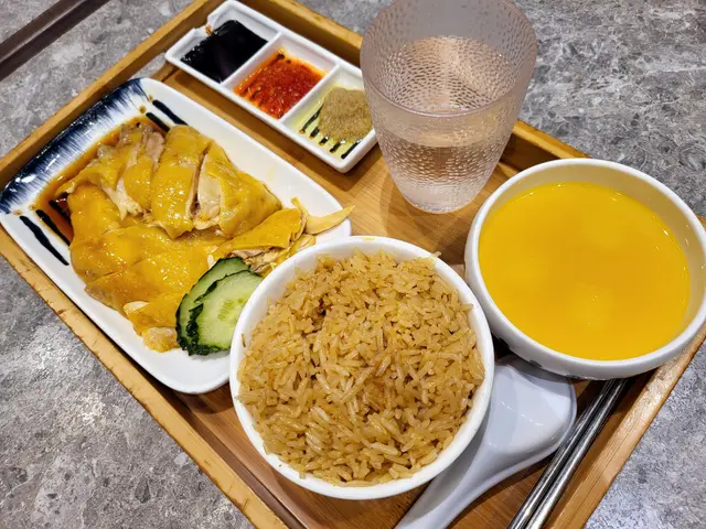 海南雞飯跟個清雞湯，雞已去骨，雞肉沒有想像中的嫰滑，皮下肥膏不多，清雞湯相當不錯