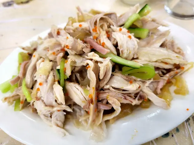 例牌份量一隻雞髀有多，不但啖啖肉，配上海蜇、火腿、蟹子、青瓜絲，口感豐富，再以日本芥辣調味，新鮮感絕對足夠！