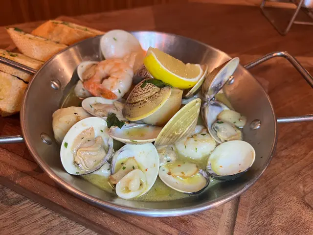 香草蒜片白酒煮海鮮配蒜香法包