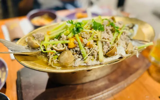 去開泰國餐廳我都要點哩味。 呢度最特別的系個湯汁唔會好濃的香茅味，還可以吃到烏頭魚的鮮味。妹妹將剩下的湯全部飲晒啦！