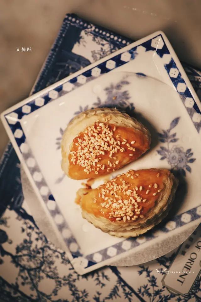 酥皮鬆脆,包裹滿滿的叉燒內餡