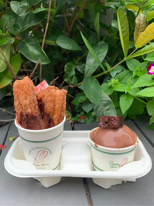 朱古力🍫Gelato 超級濃郁 厚身帶黏 入口慢慢熔化 再加上朱古力布朗尼
更甜 朱古力🍫感加一加一 好!!
churros 是即炸 即裹肉桂粉和糖粒
先脆硬 內𥚃稍帶Q靭 每口都嚓嚓嚓 𥚃面又好咬
再沾上🍫Gelato又冰又脆 加分加分🤎