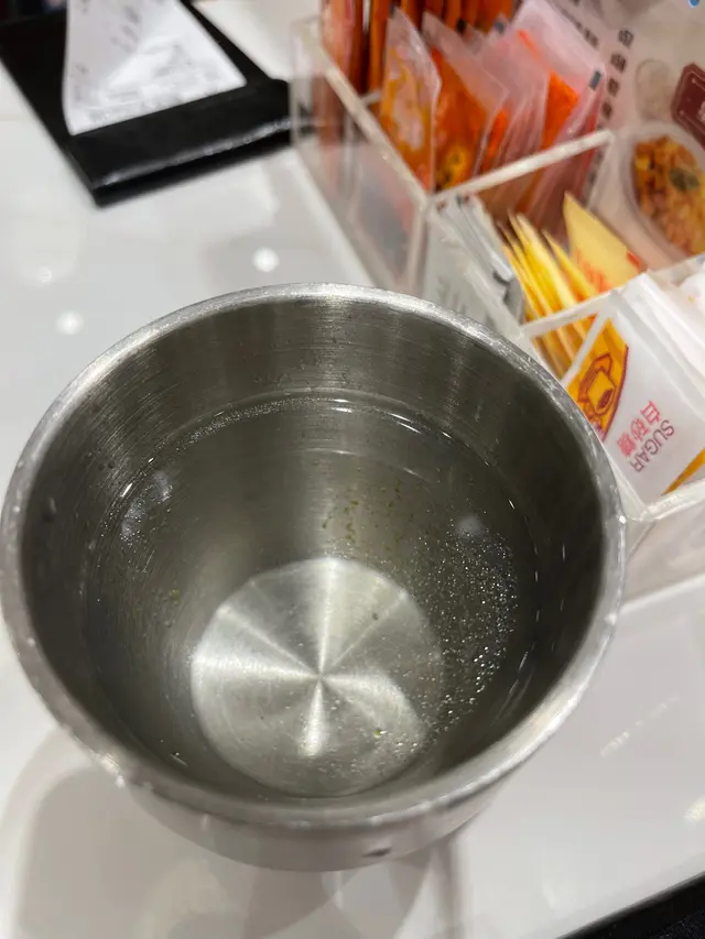 水杯污糟裏便有油漬