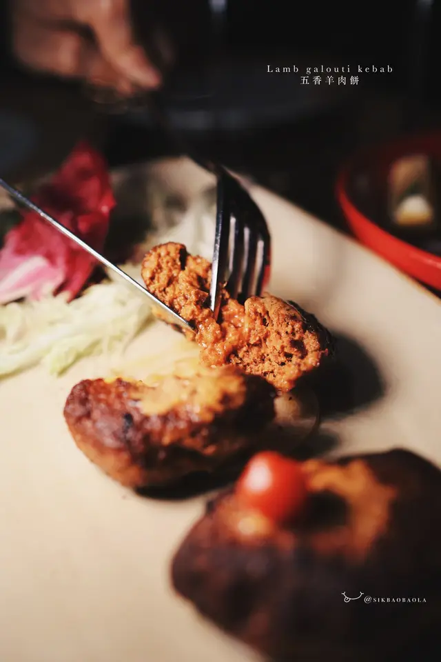 以羊肉混合香料而成的羊肉餅,羊味香濃