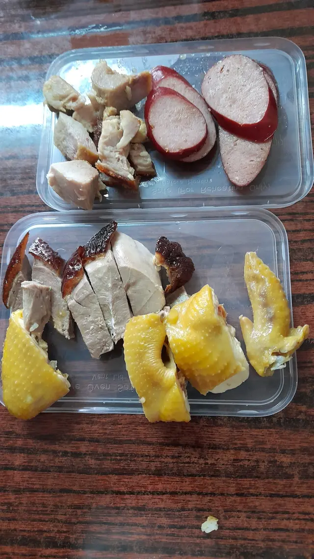 上：燒腩仔紅膠，下：燒鴨切雞