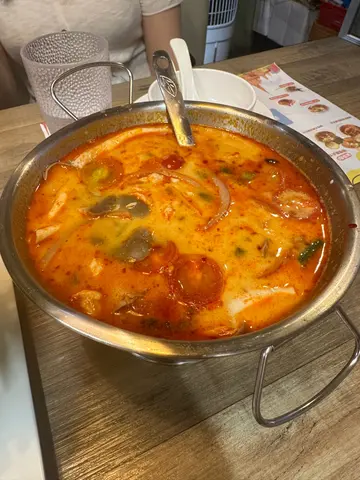 有昆虫的蟹肉冬阴公汤