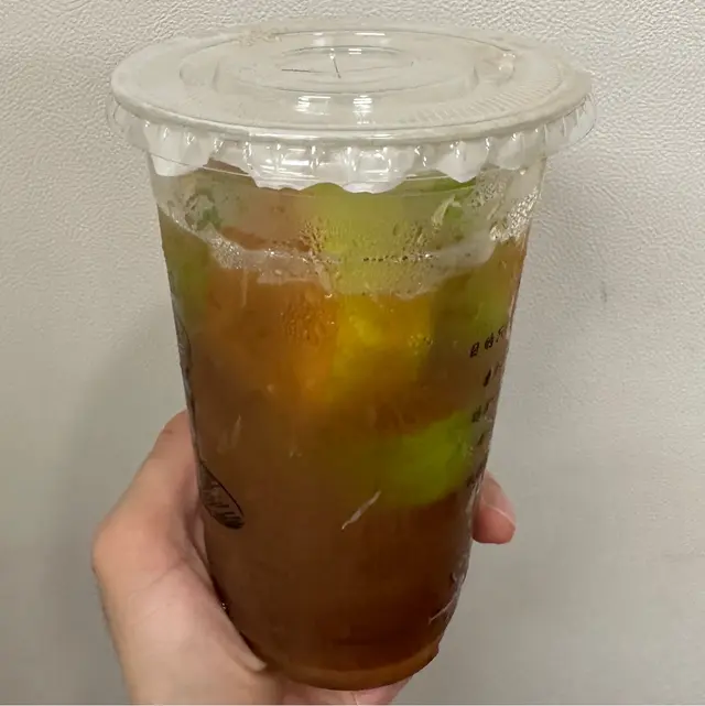做生意做到咁，杯野得7分滿，質素又差，員工亦沒有服務態度，毫無誠信可言，簡直係影衰晒香港嘅舖頭！幫襯時記得要三思！咁嘅價錢飲杯咁嘅嘢，直頭係交智商稅。絕對係最差嘅林香檸！