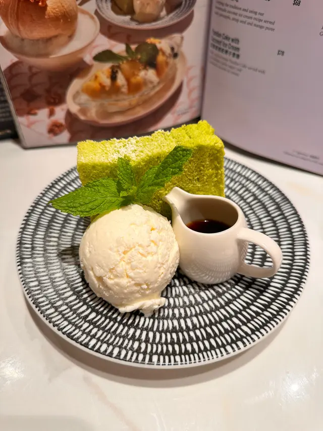 斑蘭蛋糕配椰子雪糕