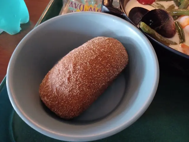 最後將餐包放入白汁一齊食。食到最新鮮味既海鮮味。加埋支青桃味汽水，消暑解渴。