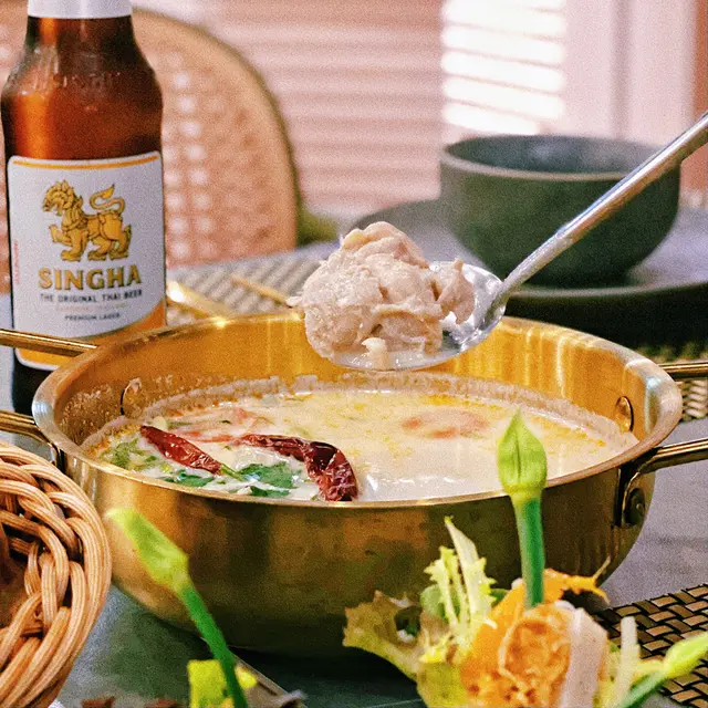 椰子雞湯真係好香,奶白色嘅椰子雞湯好誘人!雞肉份量都唔少🍗入面仲有洋蔥🧅、香茅、香葉🌿、辣椒🌶️增加泰式風味!