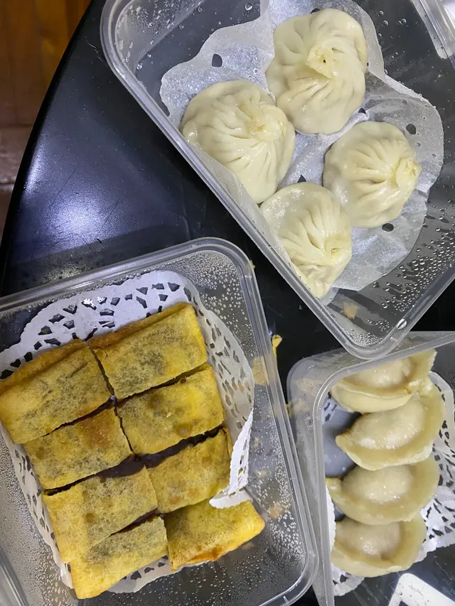 叫左外賣平台外賣，有半價，一個點心大約28蚊，小籠包同生煎鍋貼都爆汁，好食😋豆沙￼窩餅就皮太厚，普通