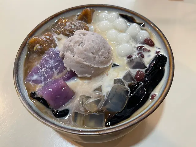 響黃大仙區搵一間真係好食，價錢又合理的甜品店，我覺得呢間係不二之選。今日試呢個，不單足料，所跟的芋泥更有驚喜。地點係唔就腳，不過值得行遠少少過嚟。