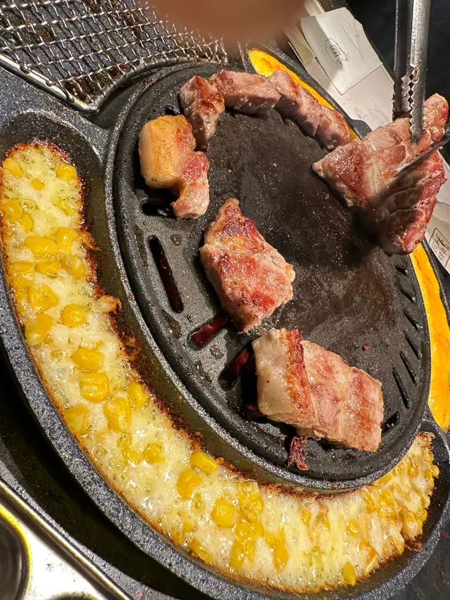 黑毛豬上菜已切左啲坑紋方便燒左2邊之後再剪細塊燒易熟啲
爐邊嘅粟米芝士同泡菜蛋係可無限refill 嘅嘢