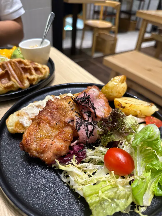 招牌香煎雞扒煙肉牛角包窩夫伴薯菜